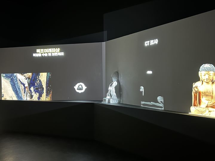 [서울=뉴시스] 국립중앙박물관 보존과학센터에서 28일 개막한 특별전 '보존과학, 새로운 시작 함께하는 미래' 중 2부 '빛으로 보는 보존과학의 세계'에서 '목조여래좌상'이 재현됐다. 2025.10.28. suejeeq@newsis.com *재판매 및 DB 금지