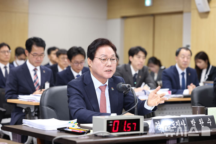 [창원=뉴시스] 박완수 경남도지사가 28일 도청 도정회의실에서 열린 국회 행정안전위원회 지방2반의 도청 대상 국정감사에서 의원 질문에 답하고 있다. (사진=경남도 제공) 2025.10.28. photo@newsis.com