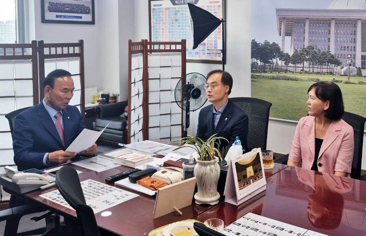 [청주=뉴시스] 이복원(가운데) 충북도 경제부지사가 지난 1일 서울 여의도 국회를 방문해 박덕흠(왼쪽) 의원에게 현안 사업의 국비 확보를 위한 협조를 요청하고 있다. (사진=뉴시스 DB). photo@newsis.com *재판매 및 DB 금지