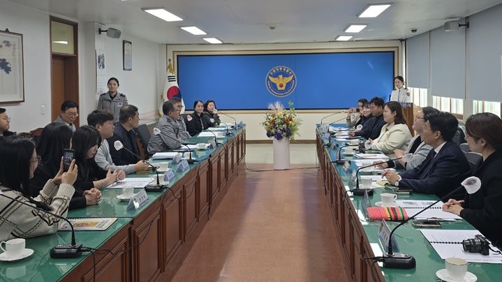 [수원=뉴시스] 간담회. (사진=수원시자원봉사센터 제공) 2025.10.28. photo@newsis.com *재판매 및 DB 금지