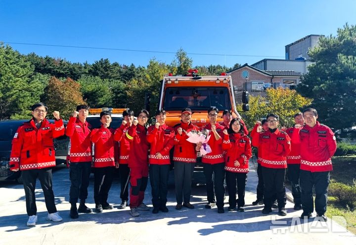 [포항=뉴시스] 경북 포항시 북구 장성동 산림청 영덕국유림관리소 포항산림수련관의 산불재난특수진화대 대원들이 기념 촬영하고 있다. (사진=포항시 제공) 2025.10.28. photo@newsis.com 