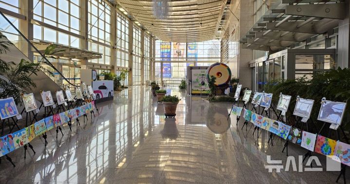 [포항=뉴시스] 경북 포항시는 지역 어린이집 원아들이 그린 '아시아태평양경제협력체(APEC)-작은 손이 만드는 큰 내일' 수상작을 지난 27일부터 내달 7일까지 포항시청 2층 로비에 전시하고 있다. (사진=포항시 제공) 2025.10.28. photo@newsis.com 