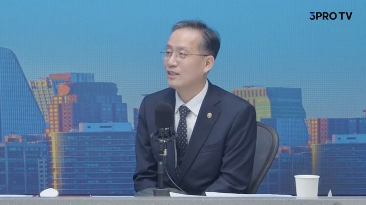 [세종=뉴시스] 이형일 기획재정부 차관은 28일 유튜브 삼프로TV에 출연해 "증시의 활황 등의 영향으로 경제가 리바운드하게 된 계기가 됐다"며 배당소득 분리과세 개정안을 증시에 좋은 방향으로 검토하겠다고 밝혔다. (사진 = 유튜브 삼프로TV 캡쳐) 2025.10.28. *재판매 및 DB 금지