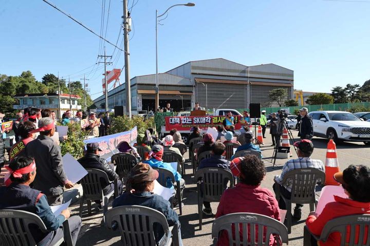 [고성(경남)=뉴시스] 신정철 기자= 경남 고성군 동해면 양정·용정지구 SK에코플랜트 공사현장 앞에서 동해면 주민 수백 명이 집회를 갖고 “SK오션플랜트의 일방적인 회사 매각 추진을 결사 반대한다"며 "주민 피해 대책 마련 공개와 향후 대책"을 촉구하고 있다.(사진=동해면발전위원회 주민대책위 제공).2025.10.28. photo@newsis.com *재판매 및 DB 금지