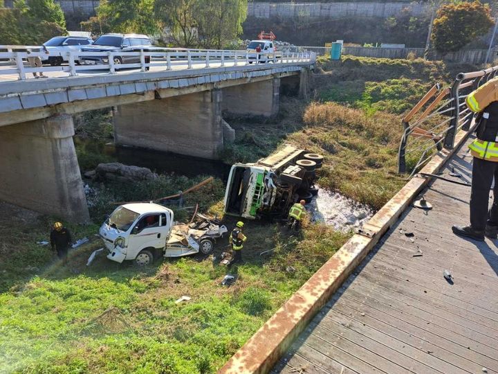[홍천=뉴시스] 28일 소방당국은 이날 오후 2시 24분경 강원 홍천군 홍천읍 연봉교에서 15t화물차rk 1t화물차를 추돌한 후 교량 아래로 동반 추락하는 사고가 발생했다 고 밝혔다. 강원특별자치도소방본부 제공. *재판매 및 DB 금지