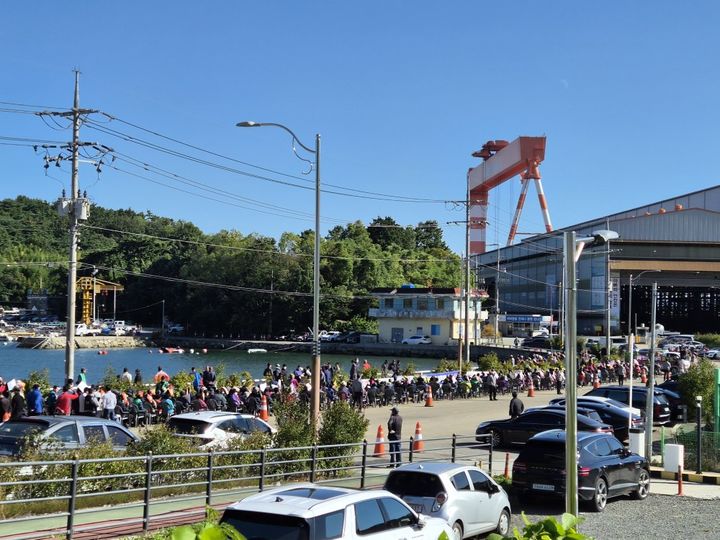 [고성(경남)=뉴시스] 신정철 기자= SK오션플랜트의 일방적인 회사 매각 추진 소식에 경남 고성군 동해면 주민들의 분노가 폭발했다.사진은 28일, 동해면 양정·용정지구 SK에코플랜트 공사현장 앞에서 동해면 주민 수백 명이 집회를 갖고 “주민을 무시하는 기업의 일방적인 매각을 결사 반대한다”는 구호를 연호하고 있다.(사진=동해면발전위원회 주민대책위 제공).2025.10.28. photo@newsis.com *재판매 및 DB 금지