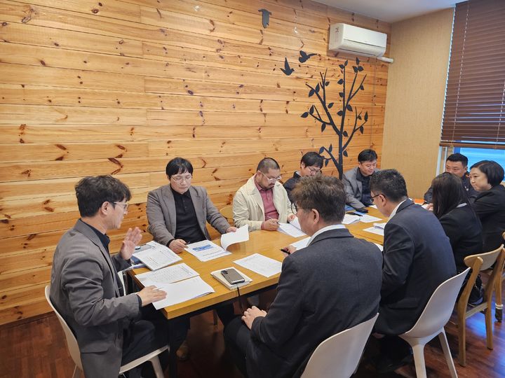 [거제=뉴시스] 신정철 기자= 거제시는 28일, 시청 강당에서 ‘기업관광 MICE 얼라이언스’ 1차 실무회의를 개최하며, 산업과 관광이 융합된 거제형 MICE산업 육성에 본격적으로 나섰다. 사진은 기업관광 거제시 1차 실무회의 모습.(사진=거제시 제공).2025.10.28. photo@newsis.com *재판매 및 DB 금지