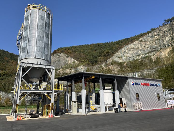 [통영=뉴시스] 신정철 기자= 통영시 수산부산물 자원화시설이 그동안의 많은 관심과 우려를 불식하고 드디어 정상 가동을 위한 첫걸음을 내딛는다. 사진은 오는 11월 3일, 한국남부발전(주)과 친환경 탈황용 석회석 대체제인 굴패각의 안정적 사용을 전제로 하는 업무협약(MOU)을 맺고 본격 가동에 들어가는 통영시 수산부산물 자원화시설 전경.(사진=통영시 제공).2025.10.28. photo@newsis.com *재판매 및 DB 금지