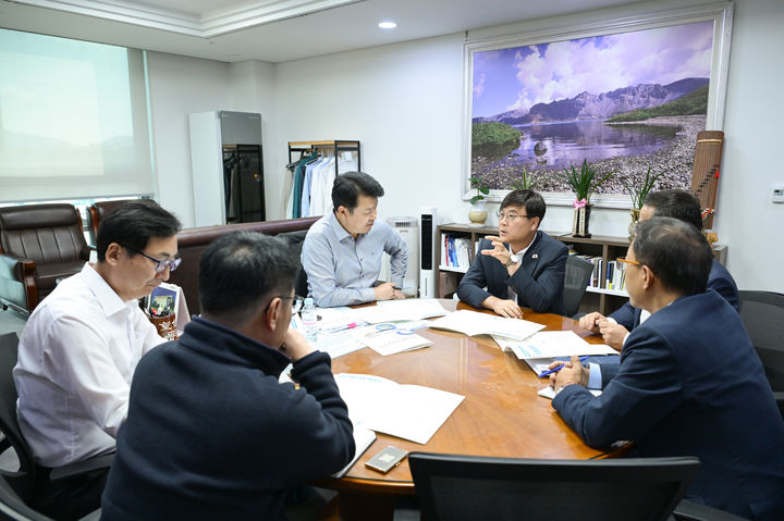[거제=뉴시스] 신정철 기자= 변광용 거제시장(사진, 오른쪽 세번째)은 28일, 주요 간부 공무원들과 함께 국회 국토교통위원회 복기왕 국회의원을 만나 지역 주요 현안사업의 추진 상황과 국비 지원 필요성에 대해 상세히 설명하고 적극적인 지원을 요청하고 있다.(사진=거제시 제공).2025.10.28. photo@newsis.com *재판매 및 DB 금지