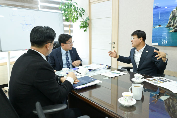 [거제=뉴시스] 신정철 기자= 경남 거제시는 시정 주요 현안사업의 내년도 정부예산안 반영을 위해 국비 확보에 총력전을 펼치고 있다. 사진은 28일, 변광용 거제시장(사진, 오른쪽)이 주요 간부 공무원들과 함께 김성환 기후에너지환경부 장관을 만나, 2014년 이후 도로와 건물 등이 일곱 차례나 침수된 수양배수분구 일대를 중점관리지역으로 지정해 줄 것을 건의하고 있다.(사진=거제시 제공).2025.10.28. photo@newsis.com *재판매 및 DB 금지