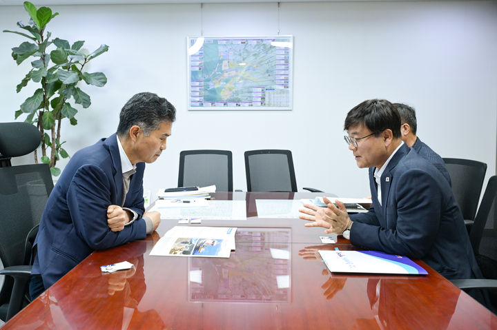 [거제=뉴시스] 신정철 기자= 경남 거제시는 시정 주요 현안사업의 내년도 정부예산안 반영을 위해 국비 확보에 총력전을 펼치고 있다. 사진은 28일, 변광용 거제시장(사진, 오른쪽)이 시 주요 간부 공무원들과 함께 국회 농림축산식품해양수산위원회 이원택 국회의원을 만나 지역 주요 현안사업의 추진 상황과 국비 지원 필요성에 대해 상세히 설명하고 적극적인 지원을 요청하고 있다.(사진=거제시 제공).2025.10.28. photo@newsis.com *재판매 및 DB 금지