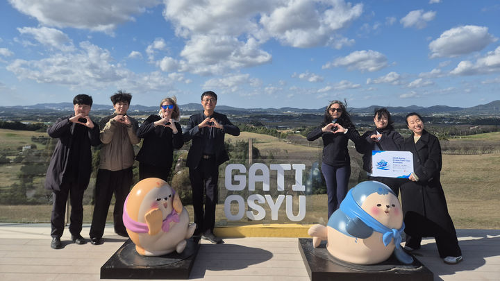 [서산=뉴시스] 미국 아자마라크루즈선사 등 관계자가 서산시와 한국관광공사 초청으로 지난 27일 서산 한우목장길을 찾아 기념 사진을 찍고 있다. (사진=서산시 제공) 2025.10.28. photo@newsis.com *재판매 및 DB 금지