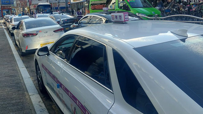 [서산=뉴시스] 지난 24일 충남 서산시 공용버스터미널에서 대기하고 있는 서산 택시 모습. (사진=서산시 제공) 2025.10.28. photo@newsis.com *재판매 및 DB 금지