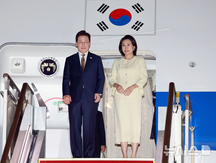 [성남=뉴시스] 고범준 기자 = 아세안 정상회의 일정을 마친 이재명 대통령과 김혜경 여사가 27일 경기 성남 서울공항에 도착해 공군 1호기에서 내리고 있다. 2025.10.28. bjko@newsis.com