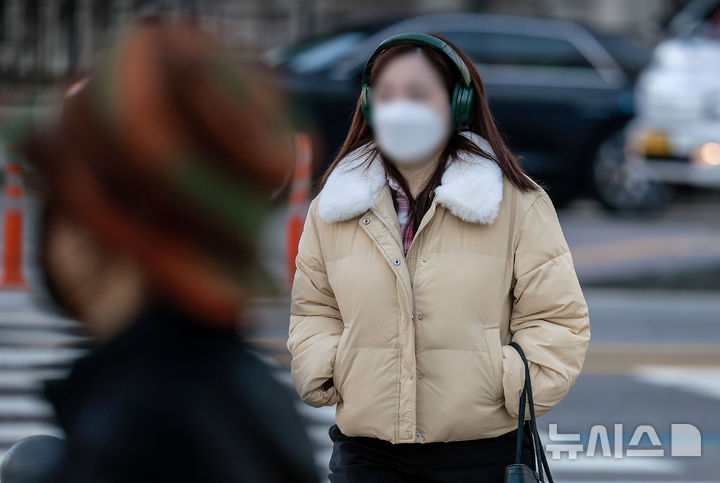 [서울=뉴시스] 정병혁 기자 = 추운 날씨가 이어진 28일 서울 종로구 광화문네거리에서 두꺼운 옷차림을 한 시민들이 이동하고 있다. 2025.10.28. jhope@newsis.com