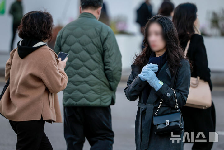 [서울=뉴시스] 정병혁 기자 = 추운 날씨가 이어진 28일 서울 종로구 광화문네거리에서 한 시민이 장갑을 낀 채 이동하고 있다. 2025.10.28. jhope@newsis.com