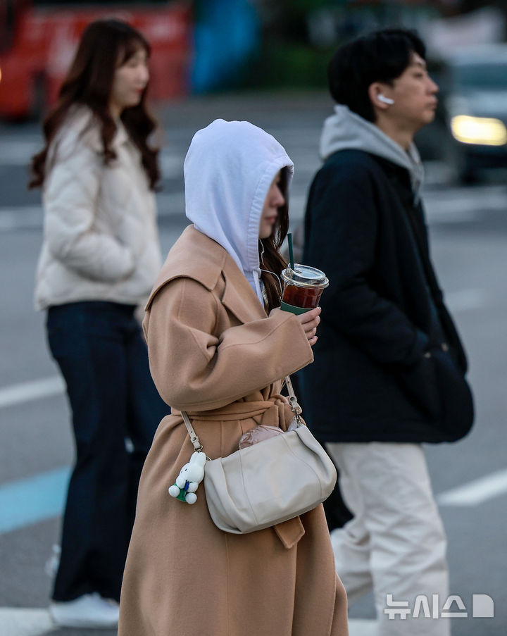 [서울=뉴시스] 정병혁 기자 = 추운 날씨가 이어진 28일 서울 종로구 광화문네거리에서 두꺼운 옷차림을 한 시민들이 이동하고 있다. 2025.10.28. jhope@newsis.com