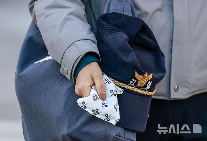 [서울=뉴시스] 정병혁 기자 = 추운 날씨가 이어진 28일 서울 종로구 광화문네거리에서 한 경찰관이 핫팩을 손에 쥐고 있다. 2025.10.28. jhope@newsis.com
