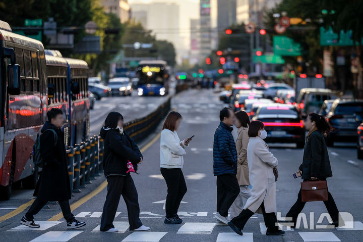 [서울=뉴시스] 정병혁 기자 = 추운 날씨가 이어진 28일 서울 종로구 광화문네거리에서 두꺼운 옷차림을 한 시민들이 이동하고 있다. 2025.10.28. jhope@newsis.com