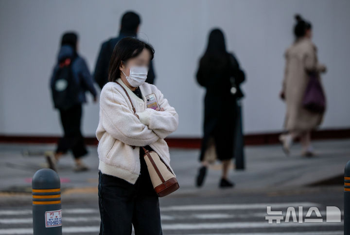 [서울=뉴시스] 정병혁 기자 = 추운 날씨가 이어진 28일 서울 종로구 광화문네거리에서 두꺼운 옷차림을 한 시민들이 이동하고 있다. 2025.10.28. jhope@newsis.com