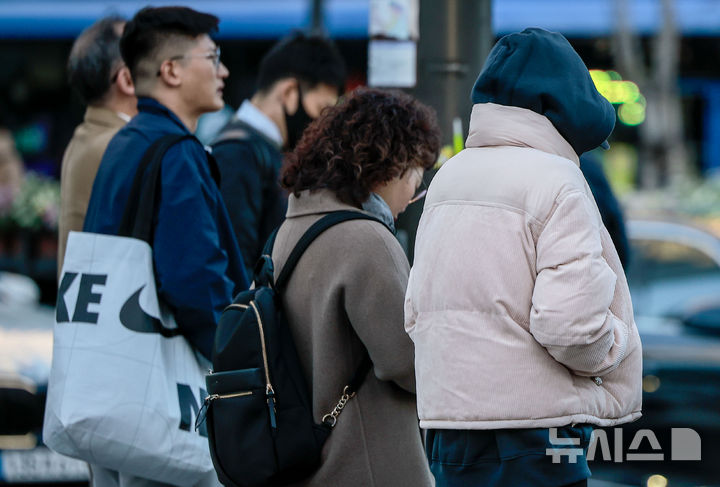 [서울=뉴시스] 정병혁 기자 = 추운 날씨가 이어진 28일 서울 종로구 광화문네거리에서 두꺼운 옷차림을 한 시민들이 이동하고 있다. 2025.10.28. jhope@newsis.com