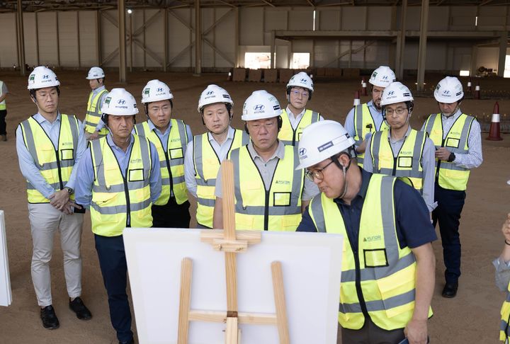 [서울=뉴시스] 사우디아라비아를 방문중인 정의선 현대자동차그룹 회장이 지난해 10월26일(현지 시간) 현대차 사우디아라비아 생산법인(HMMME)을 찾아 호세 무뇨스 사장, 박원균 HMMME 법인장으로부터 사우디 신공장에 대한 보고를 받고 있다. (사진=현대차그룹 제공) 2025.10.28. photo@newsis.com *재판매 및 DB 금지