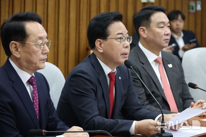 [서울=뉴시스] 조성봉 기자 = 송언석 국민의힘 원내대표가 28일 오전 서울 여의도 국회에서 열린 국정감사대책회의에서 발언을 하고 있다. 2025.10.28. suncho21@newsis.com