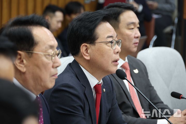 [서울=뉴시스] 조성봉 기자 = 송언석 국민의힘 원내대표가 28일 오전 서울 여의도 국회에서 열린 국정감사대책회의에서 발언을 하고 있다. 2025.10.28. suncho21@newsis.com