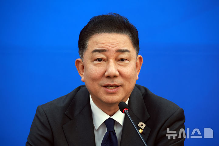 [서울=뉴시스] 고승민 기자 = 김병기 더불어민주당 원내대표가 28일 서울 여의도 국회에서 열린 국정감사 대책회의에서 발언하고 있다. 2025.10.28. kkssmm99@newsis.com