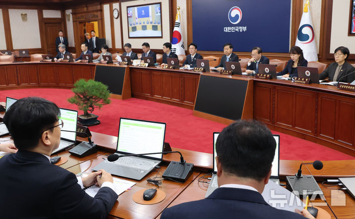 [서울=뉴시스] 김명원 기자 = 김민석 국무총리가 28일 오전 서울 종로구 정부서울청사에서 열린 국무회의에 참석해 발언하고 있다. 2025.10.28. kmx1105@newsis.com