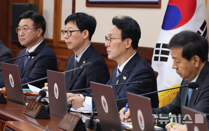 [서울=뉴시스] 김명원 기자 = 김민석 국무총리가 28일 오전 서울 종로구 정부서울청사에서 열린 국무회의에 참석해 발언하고 있다. 2025.10.28. kmx1105@newsis.com