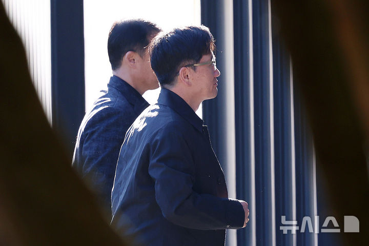 [과천=뉴시스] 조성우 기자 = 오동운 고위공직자범죄수사처(공수처) 처장이 28일 오전 경기도 과천시 정부과천청사 공수처로 출근하고 있다. 순직해병 특별검사팀은 공수처 소속 전 부장검사의 국회 위증 혐의 수사 지연 의혹 관련 이번 주 오동운 공수처장을 직무유기 혐의 피의자 신분으로 소환해 조사할 예정이다. 2025.10.28. xconfind@newsis.com