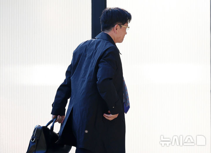 [과천=뉴시스] 조성우 기자 = 오동운 고위공직자범죄수사처(공수처) 처장이 28일 오전 경기도 과천시 정부과천청사 공수처로 출근하고 있다. 순직해병 특별검사팀은 공수처 소속 전 부장검사의 국회 위증 혐의 수사 지연 의혹 관련 이번 주 오동운 공수처장을 직무유기 혐의 피의자 신분으로 소환해 조사할 예정이다. 2025.10.28. xconfind@newsis.com