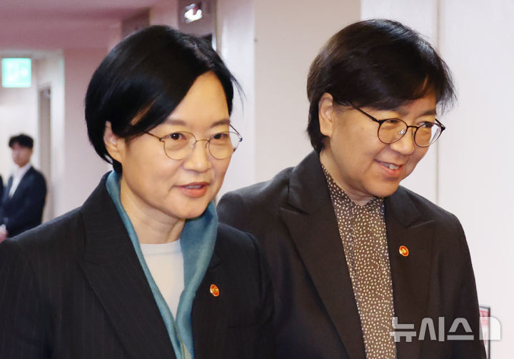 [서울=뉴시스] 김명원 기자 = 한성숙(왼쪽) 중소벤처기업부 장관, 정은경 보건복지부 장관이 지난해 10월 28일 오전 서울 종로구 정부서울청사에서 열린 국무회의에 참석하고 있다. 2026.03.24. kmx1105@newsis.com