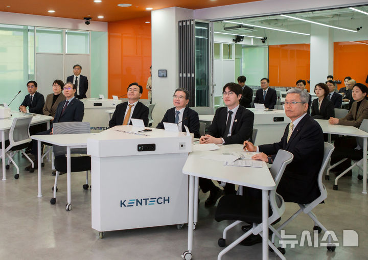 [나주=뉴시스] 27일 한국에너지공과대학교(KENTECH·켄텍)에서 'K-그리드 인재·창업밸리 조성'을 주제로 기업 간담회가 열렸다, 행사에는 김용범 대통령실 정책실장, 하정우 AI미래기획수석, 이원주 기후에너지환경부 에너지전환정책실장을 비롯해 스타트업·대기업 관계자, 대학 연구진 등 30여명이 함께했다. (사진=켄텍 제공) photo@newsis.com