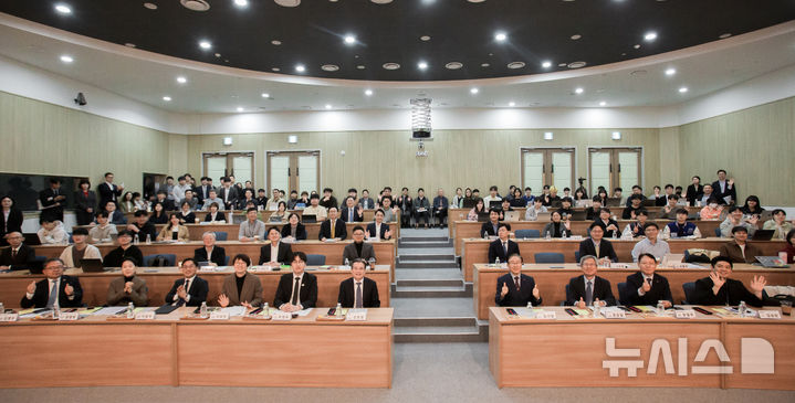 [나주=뉴시스] 27일 한국에너지공과대학교(KENTECH·켄텍)에서 'K-그리드 인재·창업밸리 조성'을 주제로 기업 간담회가 열렸다, 행사에는 김용범 대통령실 정책실장, 하정우 AI미래기획수석, 이원주 기후에너지환경부 에너지전환정책실장을 비롯해 스타트업·대기업 관계자, 대학 연구진 등 30여명이 함께했다. (사진=켄텍 제공) photo@newsis.com