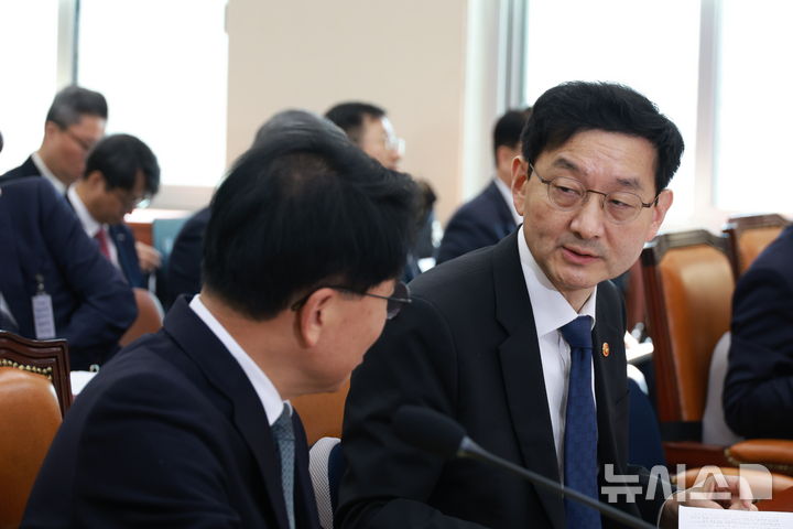 [서울=뉴시스] 고승민 기자 = 윤창렬 국무조정실장과 민기 국무총리 비서실장이 28일 서울 여의도 국회에서 열린 정무위원회의 국가보훈부, 국무조정실 등 국정감사에서 시작 전 대화하고 있다. 2025.10.28. kkssmm99@newsis.com