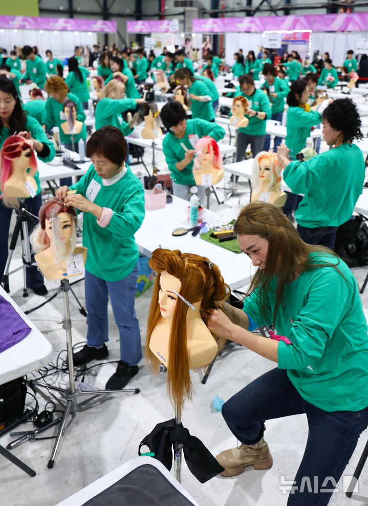 [서울=뉴시스] 최진석 기자 = 28일 서울 강남구 세텍에서 열린 '2025 제 9회 서울시 미용예술경연대회'에서 출전자들이 경연을 펼치고 있다. 2025.10.28. myjs@newsis.com