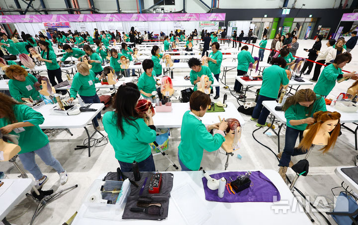 [서울=뉴시스] 최진석 기자 = 28일 서울 강남구 세텍에서 열린 '2025 제 9회 서울시 미용예술경연대회'에서 출전자들이 경연을 펼치고 있다. 2025.10.28. myjs@newsis.com