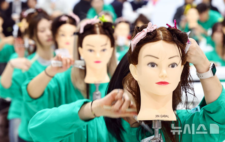 [서울=뉴시스] 최진석 기자 = 28일 서울 강남구 세텍에서 열린 '2025 제 9회 서울시 미용예술경연대회'에서 출전자들이 경연을 펼치고 있다. 2025.10.28. myjs@newsis.com