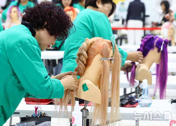 [서울=뉴시스] 최진석 기자 = 28일 서울 강남구 세텍에서 열린 '2025 제 9회 서울시 미용예술경연대회'에서 출전자들이 경연을 펼치고 있다. 2025.10.28. myjs@newsis.com