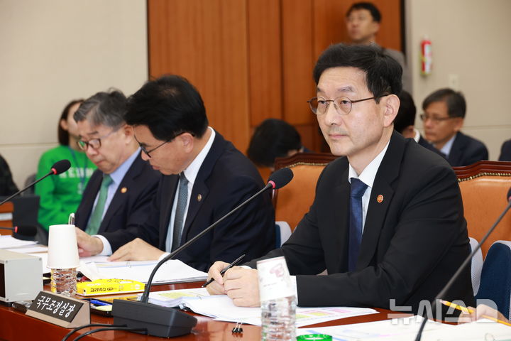 [서울=뉴시스] 고승민 기자 = 윤창렬 국무조정실장이 28일 서울 여의도 국회에서 열린 정무위원회의 국가보훈부, 국무조정실 등 국정감사에서 의원 질의를 듣고 있다. 2025.10.28. kkssmm99@newsis.com
