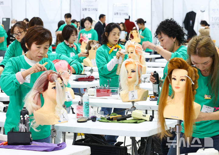 [서울=뉴시스] 최진석 기자 = 28일 서울 강남구 세텍에서 열린 '2025 제 9회 서울시 미용예술경연대회'에서 출전자들이 경연을 펼치고 있다. 2025.10.28. myjs@newsis.com