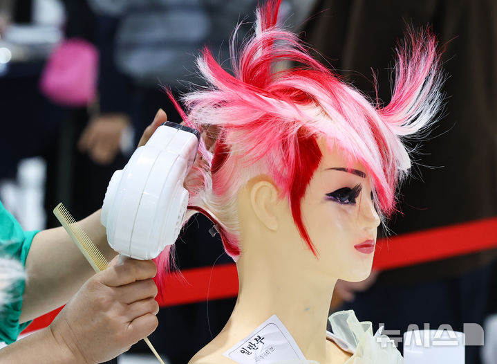 [서울=뉴시스] 최진석 기자 = 28일 서울 강남구 세텍에서 열린 '2025 제 9회 서울시 미용예술경연대회'에서 출전자들이 경연을 펼치고 있다. 2025.10.28. myjs@newsis.com