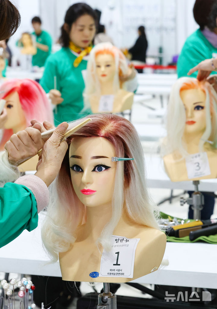 [서울=뉴시스] 최진석 기자 = 28일 서울 강남구 세텍에서 열린 '2025 제 9회 서울시 미용예술경연대회'에서 출전자들이 경연을 펼치고 있다. 2025.10.28. myjs@newsis.com