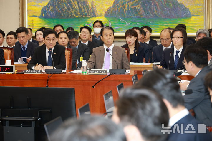 [서울=뉴시스] 고승민 기자 = 윤창렬 국무조정실장이 28일 서울 여의도 국회에서 열린 정무위원회의 국가보훈부, 국무조정실 등 국정감사에서 의원 질의에 답하고 있다. 2025.10.28. kkssmm99@newsis.com