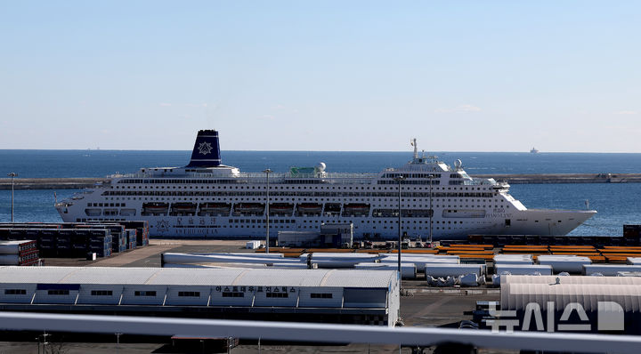 [포항=뉴시스] 이무열 기자 = 2025 경주 아시아태평양경제협력체(APEC) 정상회의에 참석하는 글로벌 CEO들의 숙소로 사용할 크루즈가 28일 경북 포항시 영일만항 부두에 정박해 있다. 2025.10.28. lmy@newsis.com