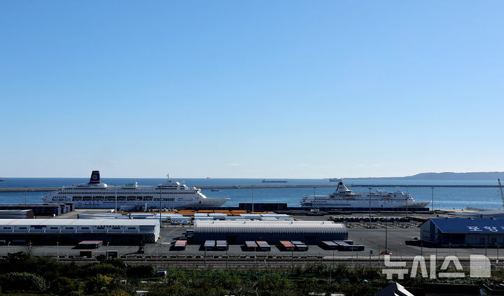 [포항=뉴시스] 이무열 기자 = 2025 경주 아시아태평양경제협력체(APEC) 정상회의에 참석하는 글로벌 CEO들의 숙소로 사용할 크루즈 2척이 28일 경북 포항시 영일만항 부두에 정박해 있다. 2025.10.28. lmy@newsis.com