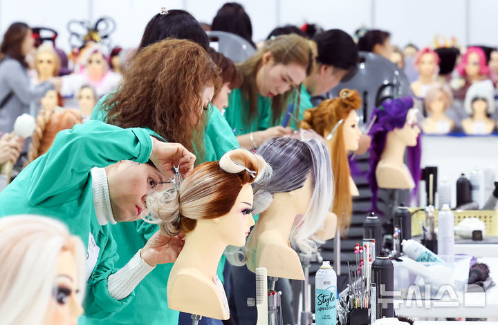 [서울=뉴시스] 최진석 기자 = 지난해 10월 28일 서울 강남구 세텍에서 열린 '2025 제 9회 서울시 미용예술경연대회'에서 출전자들이 경연을 펼치고 있다. (사진은 기사와 직접 관련이 없습니다.) 2026.01.21. myjs@newsis.com