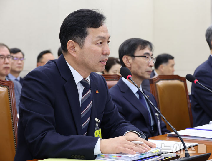 [서울=뉴시스] 김금보 기자 = 배남영 한국보건복지인재원 원장 직무대리가 28일 서울 여의도 국회에서 열린 보건복지위원회 국정감사에서 질의에 답하고 있다. 2025.10.28. kgb@newsis.com